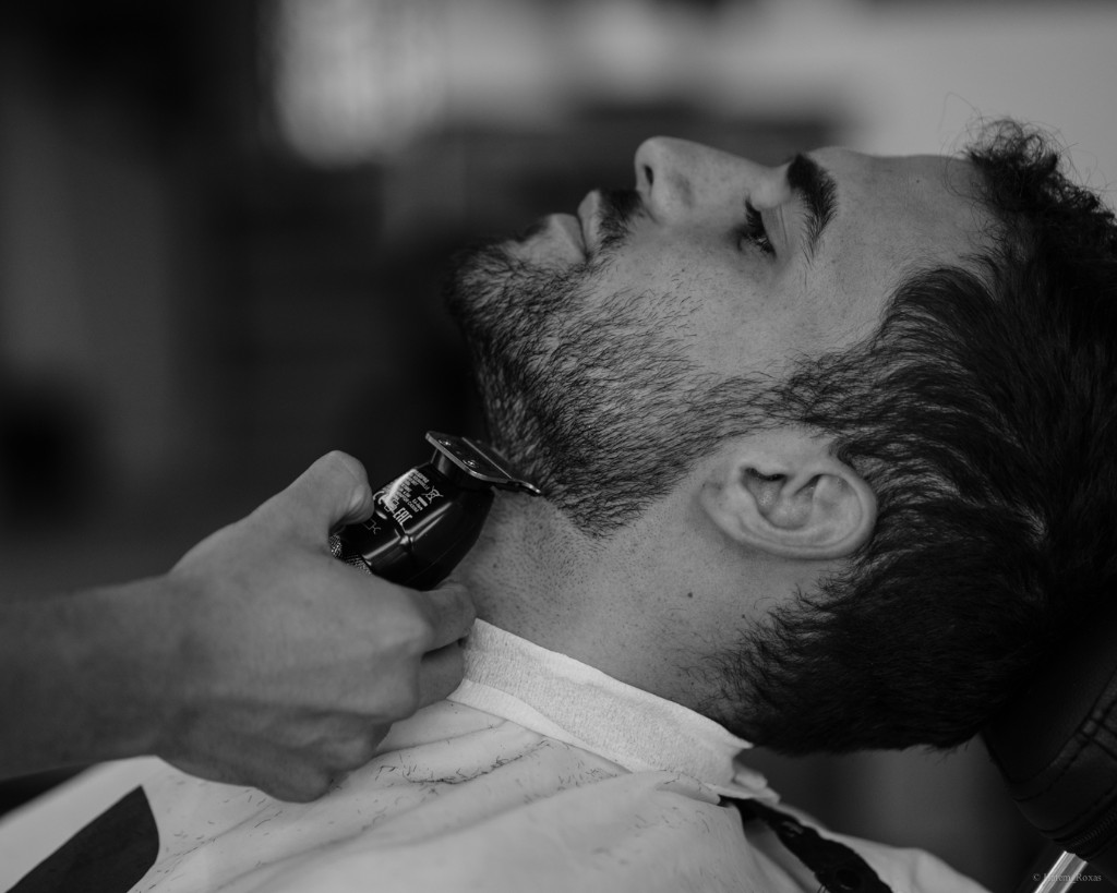Kujdes për mjekrën me makinë në barber shop