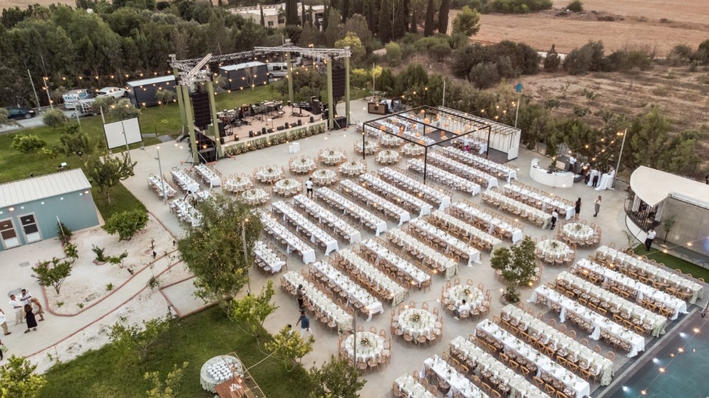 The Legacy Venue, i zbukuruar ambient dasmave me tavolina dhe skenografi në Qipro